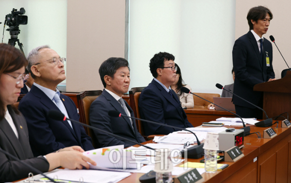 ▲홍명보 축구 국가대표팀 감독이 24일 서울 여의도 국회 문화체육관광위원회에서 열린 현안질의에서 의원 질의에 답하고 있다. 왼쪽부터 장미란 문체부 2차관, 유인촌 문체부 장관, 정몽규 대한축구협회장, 김택규 대한배드민턴협회장, 홍 감독. 고이란 기자 photoeran@