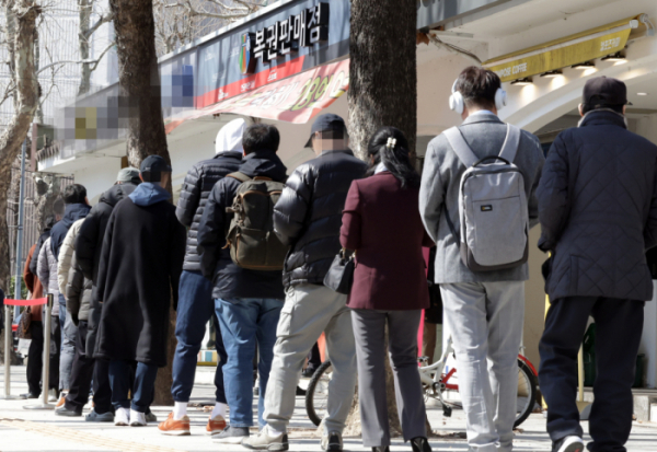 ▲3월 8일 서울 한 복권판매점에서 고객들이 줄지어 복권 구입을 기다리고 있다.기획재정부 복권위원회에 따르면 지난해 복권 발행액은 7조330억 원으로 전년(6조8898억 원)보다 2%가량 늘었다. 판매액(6조7507억 원)도 전년(6조4292억 원)보다 5% 증가했다. 복권 종류별로는 로또 판매액(5조6526억 원)이 가장 많았고 스피또 등 인쇄복권(6580억 원), 전자복권(1251억 원) 등이 뒤를 이었다. (뉴시스)