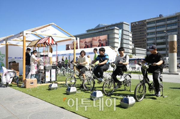 ▲24일 서울 종로구 광화문 광장에서 제2회 지구하다 페스티벌이 열리고 있다. 환경부와 교보생명이 함께하는 이번 행사 환경교육 체험부스에서는 한국환경보전원, 교보생명보험, 국립생태원, 국립환경과학원, 북한산국립공원 등 23개 기관이 참여해 탄소 저감과 친환경 생활을 실천하는 체험 활동을 운영한다. 사진제공=교보문고