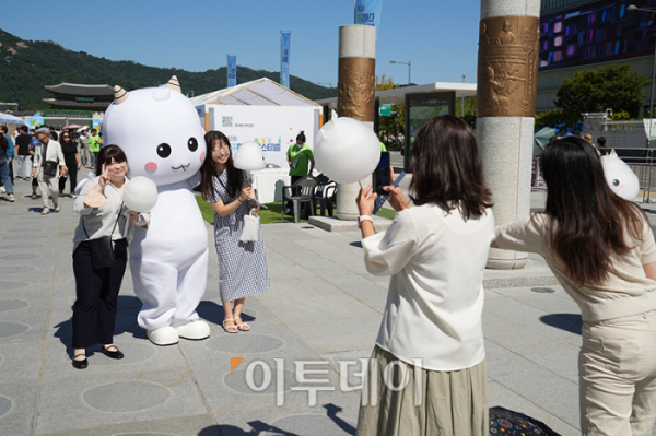 ▲24일 서울 종로구 광화문 광장에서 제2회 지구하다 페스티벌이 열리고 있다. 환경부와 교보생명이 함께하는 이번 행사 환경교육 체험부스에서는 한국환경보전원, 교보생명보험, 국립생태원, 국립환경과학원, 북한산국립공원 등 23개 기관이 참여해 탄소 저감과 친환경 생활을 실천하는 체험 활동을 운영한다. 사진제공=교보문고