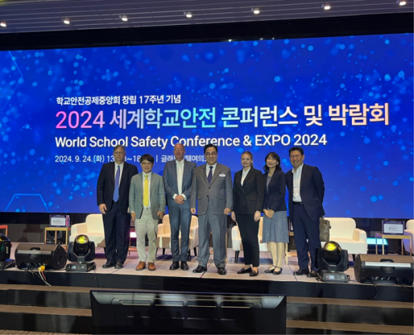 ▲'2024 세계학교안전 콘퍼런스'에 참석한 전문과들과 사진을 찍는 정훈 이사장(사진제공=학교안전공제중앙회)