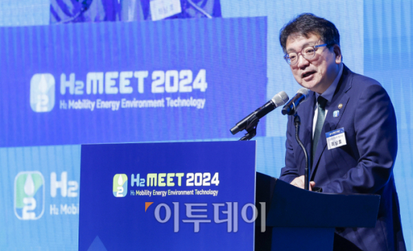 ▲최남호 산업통상자원부 제2차관이 25일 경기 고양시 킨텍스에서 열린 H2 MEET 2024 개막식에서 축사를 하고 있다. 이날부터 27일까지 3일간 열리는 H2 MEET 2024는 역대 참가 규모인 24개국, 317개 기업·기관이 참여, 수소 모빌리티 제품과 수소 저장·운송 제품군이 전시됐다. 조현호 기자 hyunho@