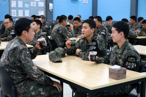 ▲스타벅스가 육군 제5보병사단에 아이스 커피를 전달했다. (사진제공=스타벅스 코리아)