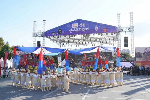 ▲강동선사문화축제에서 공연되는 '바위절마을 호상놀이'(사진=한국관광공사)