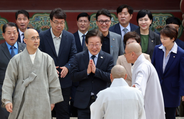 ▲이재명 더불어민주당 대표가 25일 부산 금정구 범어사를 방문, 주지 정오 스님과 인사하고 있다. (뉴시스)