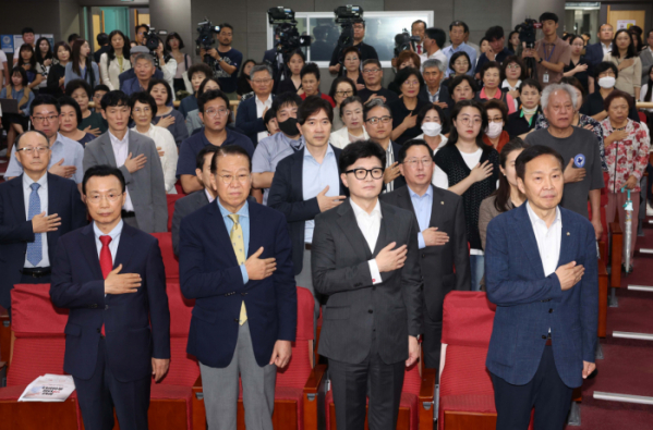 ▲한동훈 국민의힘 대표가 25일 서울 여의도 국회 의원회관에서 열린 ‘북한 그리고 통일 포럼 제2차 세미나 분단 79년을 돌아본다’에서 국민의례를 하고 있다. 신태현 기자 holjjak@