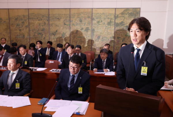 ▲축구 국가대표팀 홍명보 감독이 24일 국회에서 열린 문화체육관광위원회 전체회의에 출석, 의원 질의에 답하고 있다. (연합뉴스)