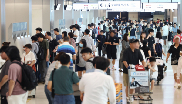 ▲추석 연휴가 시작된 14일 서울 강서구 김포공항 출국장에서 시민들이 탑승수속을 위해 이동하고 있다.    (연합뉴스)