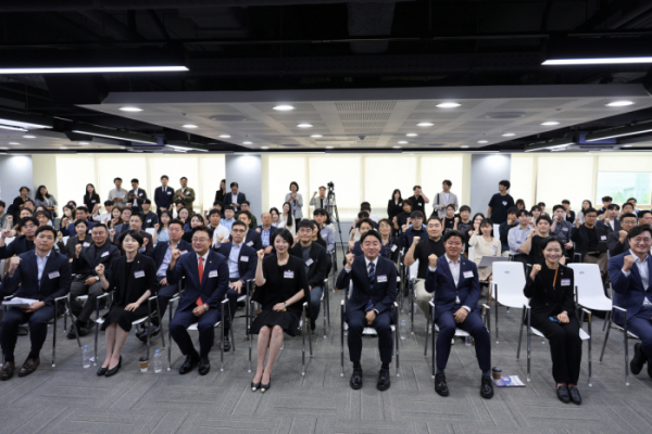 ▲국회 스타트업 지원·연구모임 ‘유니콘팜’ 회원들이 25일 서울 마포구 프론트원에서 열린 출범식에 참석했다.  (사진제공=강훈식 의원실)