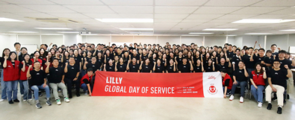 ▲한국릴리 임직원들이 25일 세계 봉사의 날(Global Day of Service)을 맞아 생필품 키트를 제작하는 등의 봉사활동을 진행, 지역사회 이웃들에게 따뜻한 위로와 격려의 메시지를 전달했다. (사진제공=한국릴리)