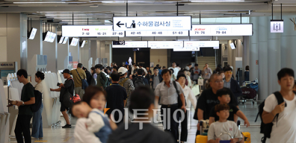 ▲징검다리 휴일을 앞두고 26일 서울 강서구 김포공항 국내선 청사가 북적이고 있다. 정부가 다음달 1일 건군 76주년 ‘국군의 날’을 임시 공휴일로 지정하면서 10월 초 징검다리 휴일이 생겼다. 직장인의 경우 연차 사용에 따라 최대 9일까지 쉴 수 있다. 고이란 기자 photoeran@