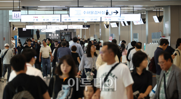 ▲징검다리 휴일을 앞두고 26일 서울 강서구 김포공항 국내선 청사가 북적이고 있다. 정부가 다음달 1일 건군 76주년 ‘국군의 날’을 임시 공휴일로 지정하면서 10월 초 징검다리 휴일이 생겼다. 직장인의 경우 연차 사용에 따라 최대 9일까지 쉴 수 있다. 고이란 기자 photoeran@