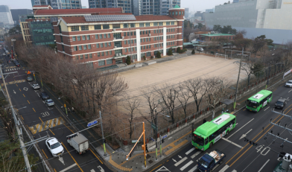 ▲ 저출산에 따른 학령인구 감소로 폐교가 결정된 서울 성동구 성수공업고등학교 모습. (뉴시스)