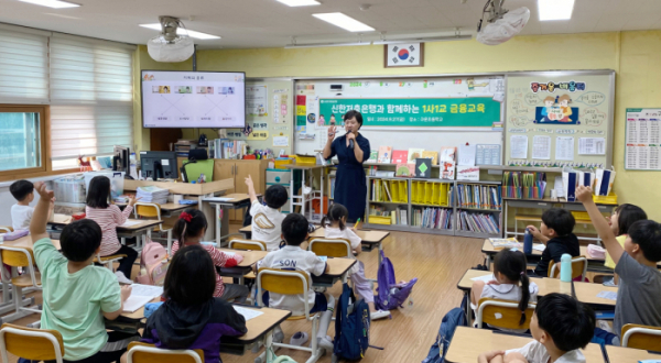 ▲27일 수원 구운초등학교에서 마효경 청소년금융교육협의회 금융교육 전문강사가 2학년 학생 60명을 대상으로 '1사1교 금융교육'을 실시하고 있다.  (사진제공=신한저축은행)