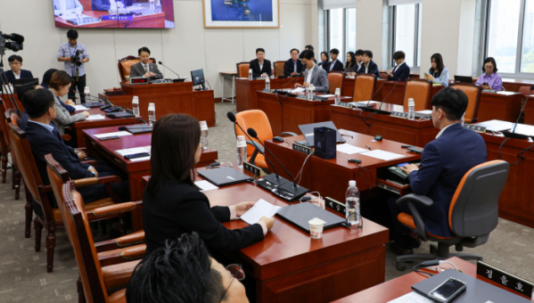 ▲27일 오후 서울 여의도 국회에서 열린 교육위원회 전체회의에서 김영호 교육위원장이 의사봉을 두드리고 있다. 2024.09.27.  (뉴시스)