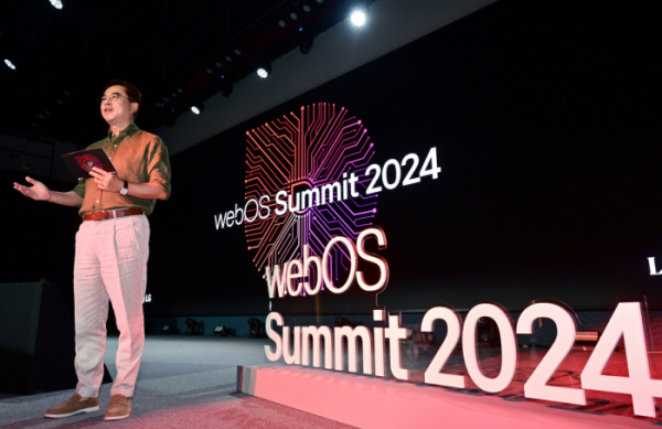 ▲LG전자가 27일 인천 파라다이스 호텔에서 ‘webOS 서밋(Summit) 2024’를 개최했다. 사진은 webOS 플랫폼 사업의 지난 성과와 중장기 사업 전략 및 미래비전 등을 발표하는 박형세 HE사업본부장. (사진제공=LG전자)