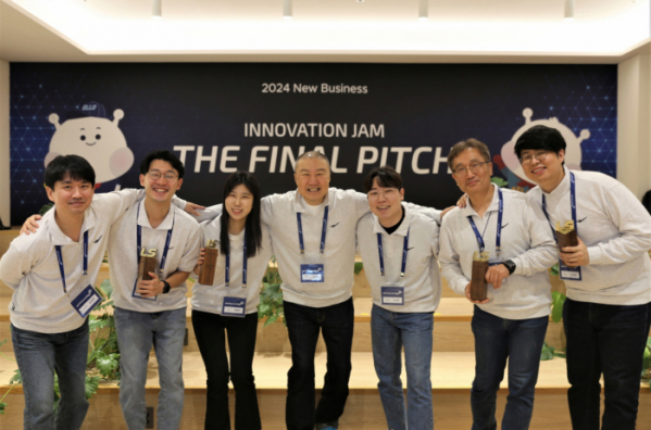 ▲27일 안양 LS타워에서 개최된 LS Future Day에서 구자은 LS그룹 회장(가운데)이 'Innovation JAM Final Pitch'에 참여한 임직원들과 함께 기념사진을 촬영하고 있다 (사진제공=LS그룹)