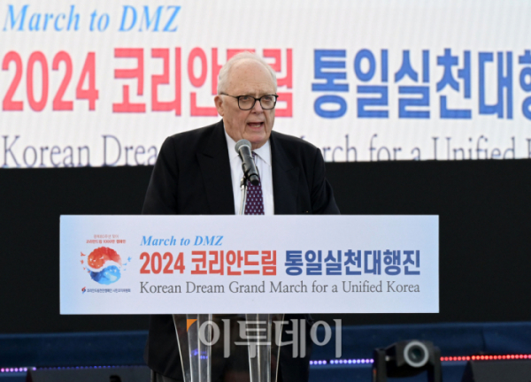 ▲28일 경기도 파주시 임진각 평화누리공원에서 열린 2024 코리안드림 통일실천대행진에서 에드윈 퓰너 헤리티지재단 설립자가 축사를 하고 있다. 사진공동취재단