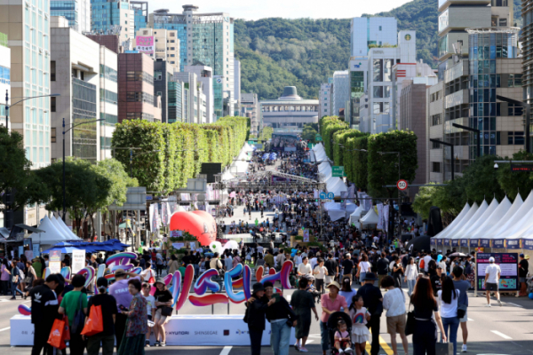 ▲가을이 깊어가며 도심 곳곳에서 축제가 열려 나들이객의 발길을 사로잡고 있다. 29일 서울 서초구 반포대로 일대에서 열린 ‘서리풀페스티벌’ 행사장이 시민들로 붐비고 있다. 서리풀페스티벌은 2015년부터 지난해까지 모두 98만 명이 찾은 대표적인 가을 음악 축제로 반포대로 일대(지하철 2호선 서초역∼서초3동 사거리) 왕복 10차선 도로의 900m 구간에서 이뤄졌다. 신태현 기자 holjjak@