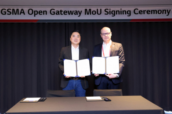 ▲LG유플러스는 세계이동통신사업자연합회(GSMA)와 함께 '오픈 게이트웨이(GSMA Open Gateway)' 참여를 위한 협약을 맺고 네트워크 인프라를 활용한 수익화 전략을 추진한다고 30일 밝혔다. 사진은 서울 송파구 소피텔 앰배서더 서울 호텔에서 진행된 협약식에서 (왼쪽부터)이상엽 LG유플러스 CTO와 알렉스 싱클레어 GSMA CTO가 협력을 다짐하며 기념촬영을 하는 모습. (사진제공=LG유플러스)