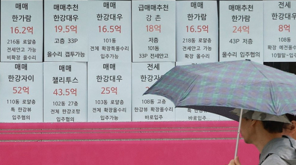 ▲서울 서초구 '래미안원베일리 '국민평형’ 84㎡는 올 5월 42만3000만 원(18층)에 거래 신고를 했으나 두 달 만에 계약이 해제됐다. 이후 이 단지 동일 평형 매매가는 44억~48억 선으로 올랐다. (사진=연합뉴스)