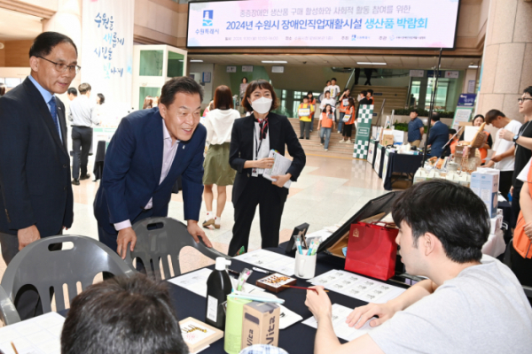 ▲이재준 수원시장이 박람회에서 생산품을 보고 있다. (수원특례시)