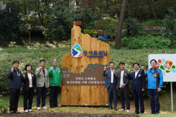 ▲임상섭 산림청장(왼쪽에서 네번째), 이덕민 충청남도 농림축산국장(오른쪽에서 네번째), 고원명 우리금융 ESG경영부 부장(오른쪽에서 첫번째) 등 주요 관계자들이 기념사진을 촬영하고 있다. (사진제공=우리금융)