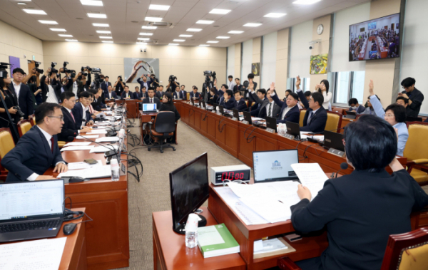 ▲최민희 국회 과방위원장이 30일 오전 서울 여의도 국회에서 열린 과학기술정보방송통신위원회 전체회의에서 '방심위 국정감사 추가 채택의 건'에 대해 거수 표결을 진행하고 있다.  (뉴시스)