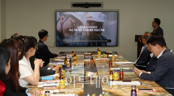 ▲베트남 과학기술협회, 경제개발연구소, 기업인, 교육기관 대표자 등이 30일 서울 강남구 논현동 이투데이를 방문해 한성크린텍, 이엔워터 환경사업부문 관계자들과 사업협력을 위한 방안 등에 대해 환담하고 있다. 이 자리에는 박종운 한성크린텍 대표, 김황래 이엔워터 대표, 응우옌 트롱 우옌(Nguyen Trong Uyen) 베트남 과학기술단체연합회(VUSTA) 산하 경제 및 개발연구원(IED) 원장 등이 참석했다. 고이란 기자 photoeran@