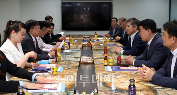 ▲베트남 과학기술협회, 경제개발연구소, 기업인, 교육기관 대표자 등이 30일 서울 강남구 논현동 이투데이를 방문해 한성크린텍, 이엔워터 환경사업부문 관계자들과 사업협력을 위한 방안 등에 대해 환담하고 있다. 이 자리에는 박종운 한성크린텍 대표, 김황래 이엔워터 대표, 응우옌 트롱 우옌(Nguyen Trong Uyen) 베트남 과학기술단체연합회(VUSTA) 산하 경제 및 개발연구원(IED) 원장 등이 참석했다. 고이란 기자 photoeran@