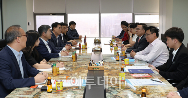 ▲베트남 과학기술협회, 경제개발연구소, 기업인, 교육기관 대표자 등이 30일 서울 강남구 논현동 이투데이를 방문해 한성크린텍, 이엔워터 환경사업부문 관계자들과 사업협력을 위한 방안 등에 대해 환담하고 있다. 이 자리에는 박종운 한성크린텍 대표, 김황래 이엔워터 대표, 응우옌 트롱 우옌(Nguyen Trong Uyen) 베트남 과학기술단체연합회(VUSTA) 산하 경제 및 개발연구원(IED) 원장 등이 참석했다. 고이란 기자 photoeran@