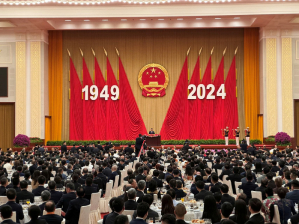 ▲시진핑 중국 국가주석이 30일 중국 베이징 인민대회당에서 열린 건국 75주년 리셉션에서 연설하고 있다. (연합뉴스)