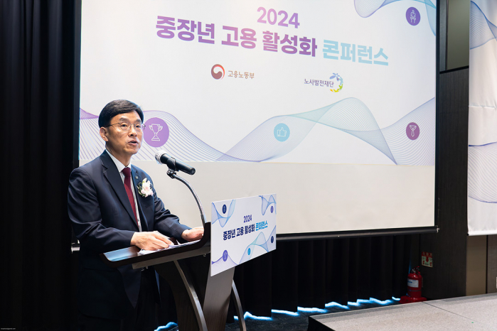 ▲5일 진행된 2024년 다시 시작하는 중장년 우수사례 공모전 시상식 및 중장년 고용 전략 콘퍼런스 행사에서 김대환 노사발전재단 사무총장이 인사말을 하고 있다. (이준호 기자)