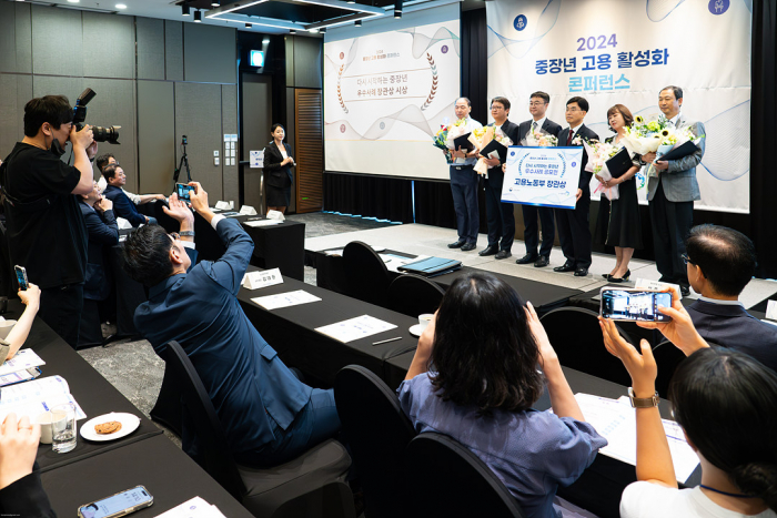 ▲5일 진행된 2024년 다시 시작하는 중장년 우수사례 공모전 시상식 및 중장년 고용 전략 콘퍼런스 행사에서 수상자들이 기념 촬영을 하고 있다. (이준호 기자)