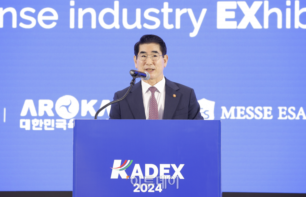 ▲김용현 국방부 장관이 2일 충남 계룡시 계룡대에서 열린 KADEX 2024(대한민국 국제방위산업 전시회) 개막식에서 축사를 하고 있다. 이날부터 6일까지 진행하는 KADEX 2024는 2~4일은 비즈니스데이, 5~6일을 일반 관람이 가능하다. 전시는 365개 업체가 참여해 1432개 부스로 꾸며져 외국 14개국 21개 업체와 한화에어로스페이스, 현대로템, LIG넥스원 등이 참여했다. 조현호 기자 hyunho@
