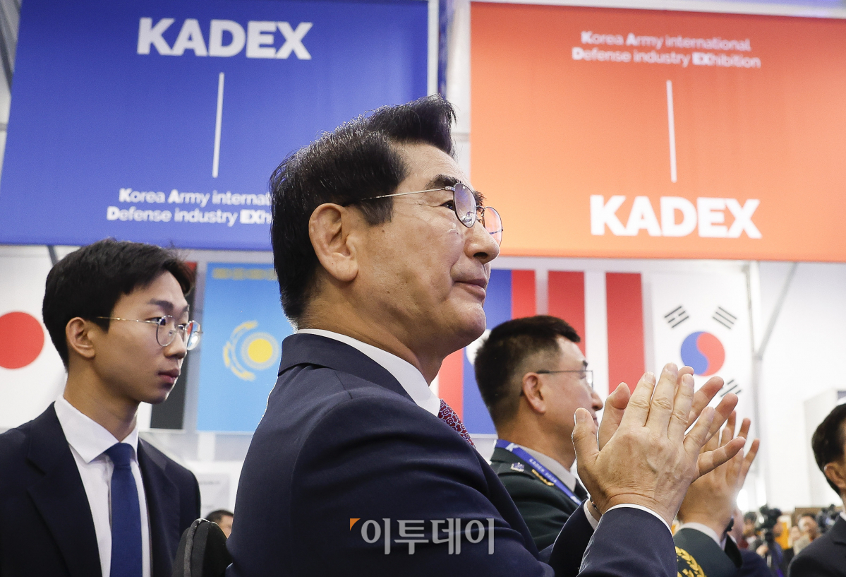 ▲김용현 국방부 장관이 2일 충남 계룡시 계룡대에서 열린 KADEX 2024(대한민국 국제방위산업 전시회) 개막식에서 박수를 치고 있다. 이날부터 6일까지 진행하는 KADEX 2024는 2~4일은 비즈니스데이, 5~6일을 일반 관람이 가능하다. 전시는 365개 업체가 참여해 1432개 부스로 꾸며져 외국 14개국 21개 업체와 한화에어로스페이스, 현대로템, LIG넥스원 등이 참여했다. 조현호 기자 hyunho@
