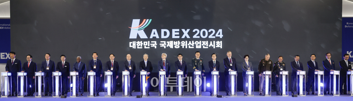 ▲김용현 국방부 장관과 권오성 육군협회장, 박안수 육군참모총장 등 참석자들이 2일 충남 계룡시 계룡대에서 열린 KADEX 2024(대한민국 국제방위산업 전시회) 개막식에서 개막 세레머니를 하고 있다. 왼쪽 아홉 번째부터 김관진 국방혁신위원회 부위원장, 권오성 육군협회장, 김 장관, 박안수 육군참모총장. 이날부터 6일까지 진행하는 KADEX 2024는 2~4일은 비즈니스데이, 5~6일을 일반 관람이 가능하다. 전시는 365개 업체가 참여해 1432개 부스로 꾸며져 외국 14개국 21개 업체와 한화에어로스페이스, 현대로템, LIG넥스원 등이 참여했다. 조현호 기자 hyunho@
