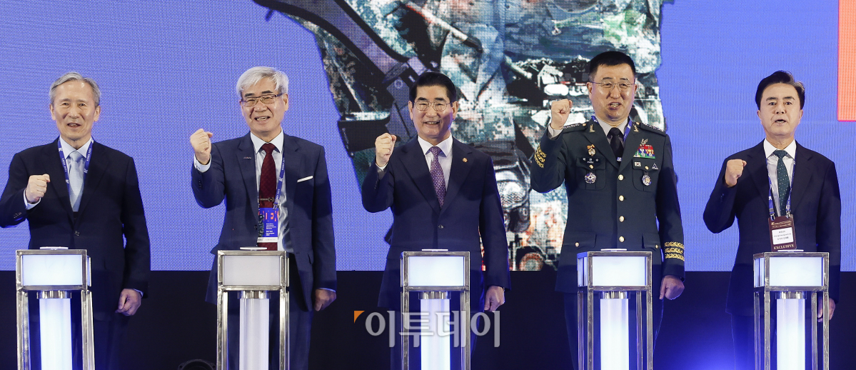 ▲김용현 국방부 장관과 권오성 육군협회장, 박안수 육군참모총장 등 참석자들이 2일 충남 계룡시 계룡대에서 열린 KADEX 2024(대한민국 국제방위산업 전시회) 개막식에서 기념촬영을 하고 있다. 왼쪽부터 김관진 국방혁신위원회 부위원장, 권오성 육군협회장, 김 장관, 박안수 육군참모총장, 김태흠 충남도지사. 이날부터 6일까지 진행하는 KADEX 2024는 2~4일은 비즈니스데이, 5~6일을 일반 관람이 가능하다. 전시는 365개 업체가 참여해 1432개 부스로 꾸며져 외국 14개국 21개 업체와 한화에어로스페이스, 현대로템, LIG넥스원 등이 참여했다. 조현호 기자 hyunho@