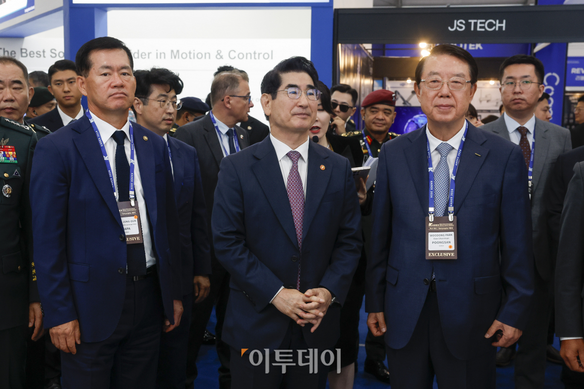 ▲김용현 국방부 장관이 2일 충남 계룡시 계룡대에서 열린 KADEX 2024(대한민국 국제방위산업 전시회)에서 풍산 부스를 살펴보고 있다. 이날부터 6일까지 진행하는 KADEX 2024는 2~4일은 비즈니스데이, 5~6일을 일반 관람이 가능하다. 전시는 365개 업체가 참여해 1432개 부스로 꾸며져 외국 14개국 21개 업체와 한화에어로스페이스, 현대로템, LIG넥스원 등이 참여했다. 조현호 기자 hyunho@