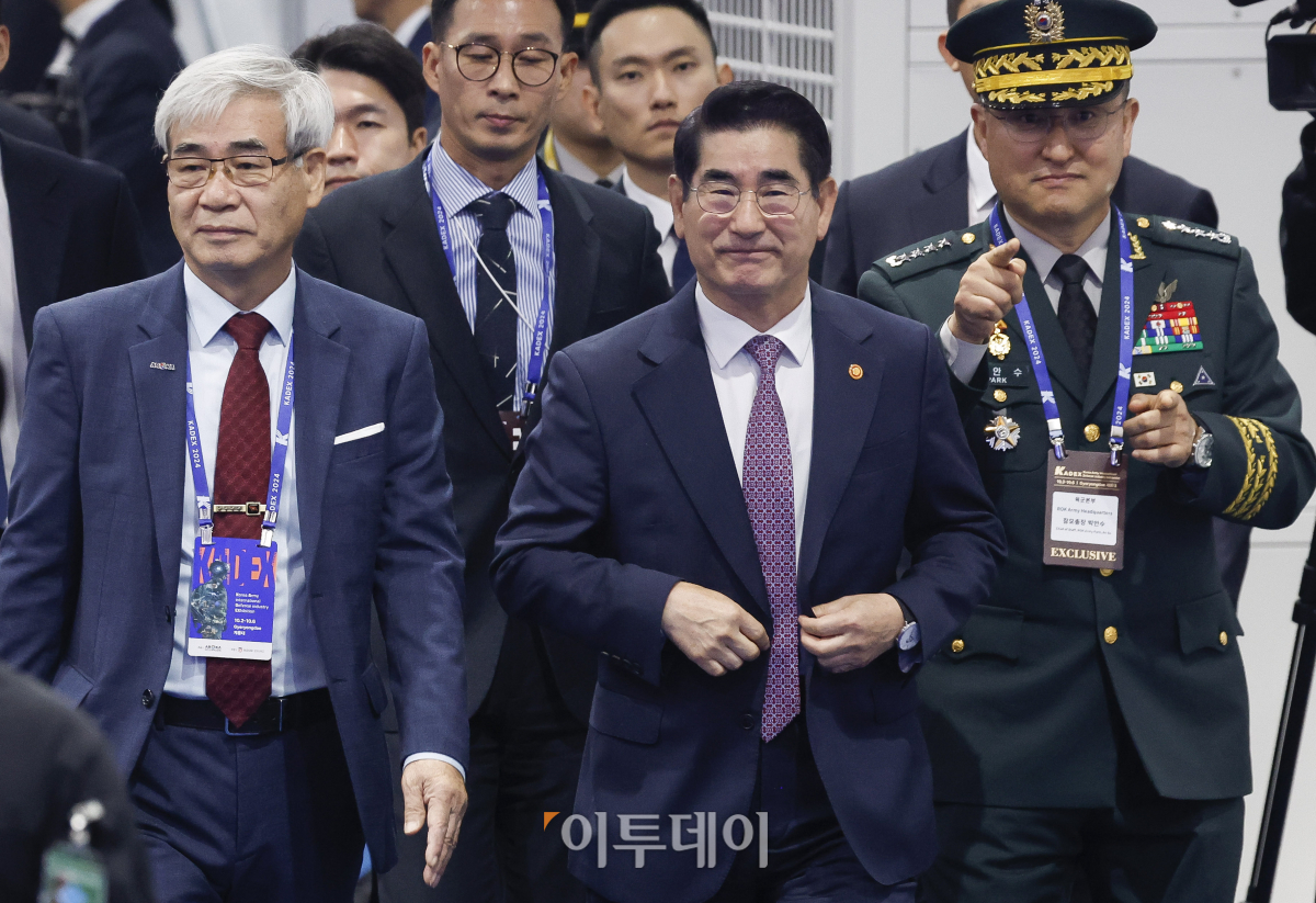 ▲김용현(가운데) 국방부 장관과 권오성(왼쪽) 육군협회장, 박안수 육군참모총장이 2일 충남 계룡시 계룡대에서 열린 KADEX 2024(대한민국 국제방위산업 전시회) 개막식에 참석하고 있다. 이날부터 6일까지 진행하는 KADEX 2024는 2~4일은 비즈니스데이, 5~6일을 일반 관람이 가능하다. 전시는 365개 업체가 참여해 1432개 부스로 꾸며져 외국 14개국 21개 업체와 한화에어로스페이스, 현대로템, LIG넥스원 등이 참여했다. 조현호 기자 hyunho@