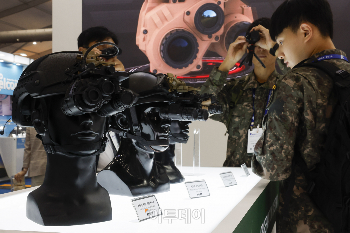 ▲2일 충남 계룡시 계룡대에서 열린 KADEX 2024(대한민국 국제방위산업 전시회)에서 관람객들이 투시경을 살펴보고 있다. 이날부터 6일까지 진행하는 KADEX 2024는 2~4일은 비즈니스데이, 5~6일을 일반 관람이 가능하다. 전시는 365개 업체가 참여해 1432개 부스로 꾸며져 외국 14개국 21개 업체와 한화에어로스페이스, 현대로템, LIG넥스원 등이 참여했다. 조현호 기자 hyunho@