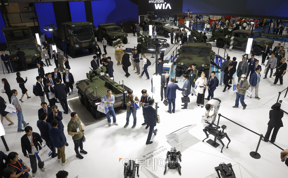▲2일 충남 계룡시 계룡대에서 열린 KADEX 2024(대한민국 국제방위산업 전시회)에서 관람객들이 현대·기아 부스에서 기갑 장비를 살펴보고 있다. 이날부터 6일까지 진행하는 KADEX 2024는 2~4일은 비즈니스데이, 5~6일을 일반 관람이 가능하다. 전시는 365개 업체가 참여해 1432개 부스로 꾸며져 외국 14개국 21개 업체와 한화에어로스페이스, 현대로템, LIG넥스원 등이 참여했다. 조현호 기자 hyunho@