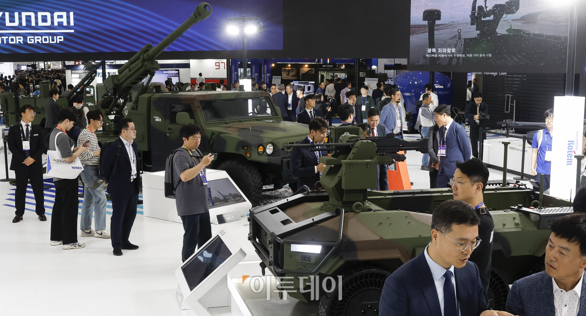 ▲2일 충남 계룡시 계룡대에서 열린 KADEX 2024(대한민국 국제방위산업 전시회)에서 관람객들이 현대·기아 부스에서 기갑 장비를 살펴보고 있다. 이날부터 6일까지 진행하는 KADEX 2024는 2~4일은 비즈니스데이, 5~6일을 일반 관람이 가능하다. 전시는 365개 업체가 참여해 1432개 부스로 꾸며져 외국 14개국 21개 업체와 한화에어로스페이스, 현대로템, LIG넥스원 등이 참여했다. 조현호 기자 hyunho@