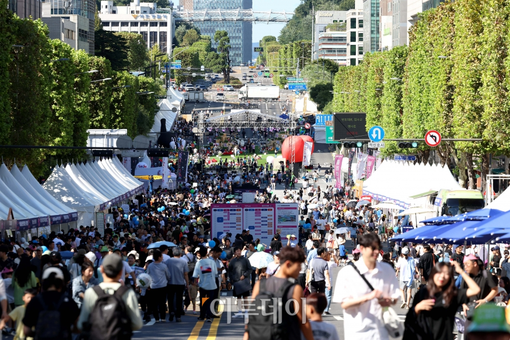 ▲가을이 깊어가며 도심 곳곳에서 축제가 열려 나들이객의 발길을 사로잡고 있다. 29일 서울 서초구 반포대로 일대에서 열린 ‘서리풀페스티벌’ 행사장이 시민들로 붐비고 있다. 서리풀페스티벌은 2015년부터 지난해까지 모두 98만 명이 찾은 대표적인 가을 음악 축제로 반포대로 일대(지하철 2호선 서초역∼서초3동 사거리) 왕복 10차선 도로의 900m 구간에서 이뤄졌다. 신태현 기자 holjjak@ (이투데이DB)