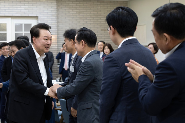 ▲윤석열 대통령이 2일 서울 용산 대통령실 앞 파인그라스에서 열린 국민의힘 원내지도부 초청 만찬에서 참석 의원들과 대화를 나누고 있다.  (사진제공=대통령실 )