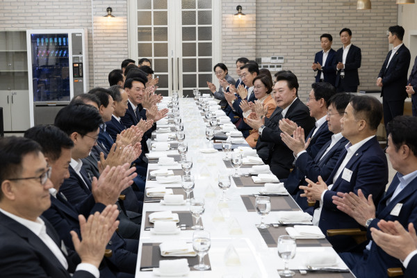 ▲윤석열 대통령이 2일 서울 용산 대통령실 앞 파인그라스에서 열린 국민의힘 원내지도부 초청 만찬에서 참석 의원들과 대화를 나누고 있다.  (사진제공=대통령실 )