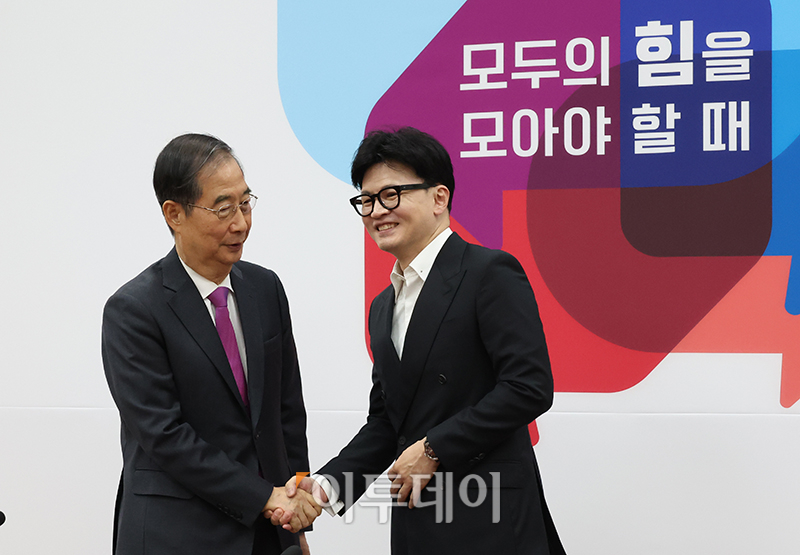 ▲한덕수(왼쪽) 국무총리가 3일 서울 여의도 국회에서 한동훈 국민의힘 대표를 예방하고 있다. 고이란 기자 photoeran@