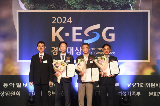 ▲한세실업은 2일 더플라자호텔 그랜드볼룸에서 열린 ‘2024 K-ESG 경영대상’에서 기업부문 ‘종합 ESG 대상’을 수상했다고 4일 밝혔다.  (사진제공=한세실업)