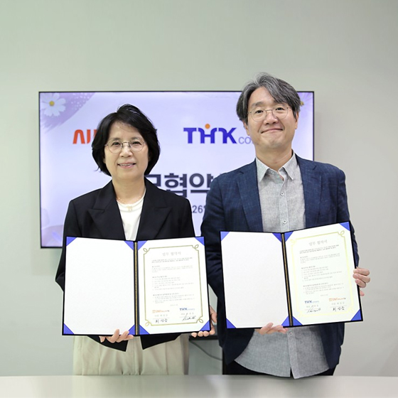 ▲티에이치케이컴퍼니와 시니어TV MOU 체결 현장 모습.(왼쪽이 시니어TV 최성금 사장, 오른쪽이 티에이치케이컴퍼니 이계원 사장)