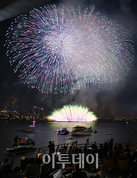 ▲서울세계불꽃축제 2024가 5일 서울 여의도 한강공원에서 열린 가운데 불꽃이 밤하늘을 환하게 물들이고 있다. 고이란 기자 photoeran@